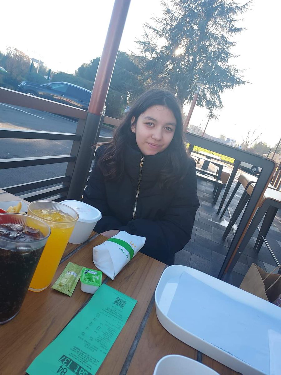 Mandy Descotes a disparu hier matin a Bergerac entre 8h30 et 8h45 .
Elle mesure 1m60 pour 48kg 
Chatain foncee
Yeux marrons