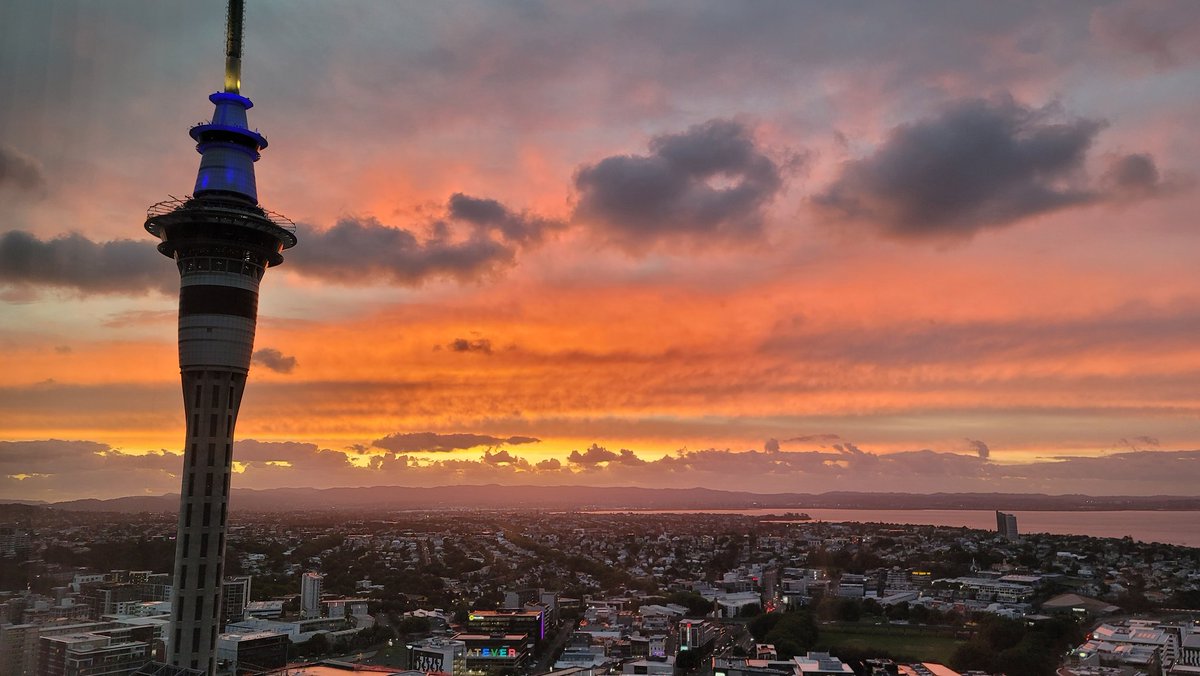 First sunset in New Zealand looking out at the Sky Tower. 😍

#auckland #newzealand #travel