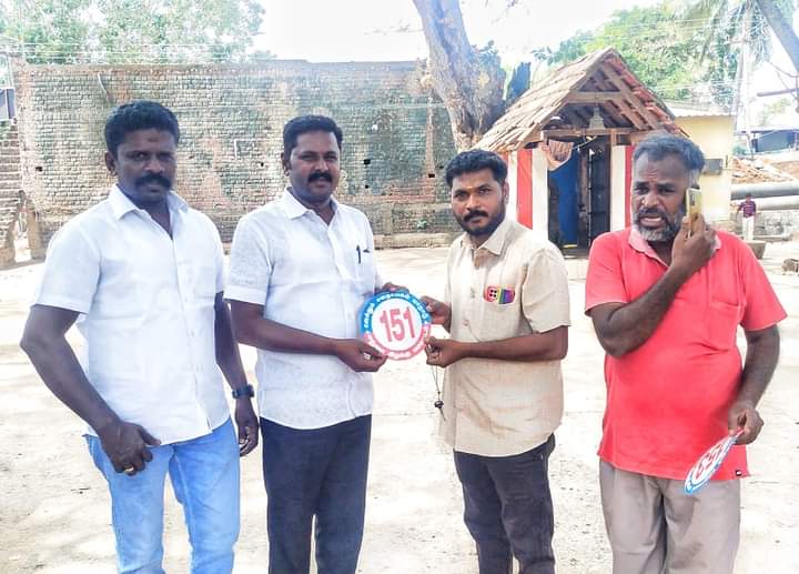 vck_amuthan's tweet photo. விசிக - வெல்லும் சனநாயகம் மாநாடு :
மதுரை கிழக்கு மாவட்டம் - ஆனையூர் பகுதி - வட்ட செயலாளர் #பிரபு அவர்களிடம் வாகன வரிசை எண் (ஸ்டிக்கர்) இன்று வழங்கினோம்.
#VCK l #VCKConference l #DemocracyWins https://t.co/aZM48JVPA2