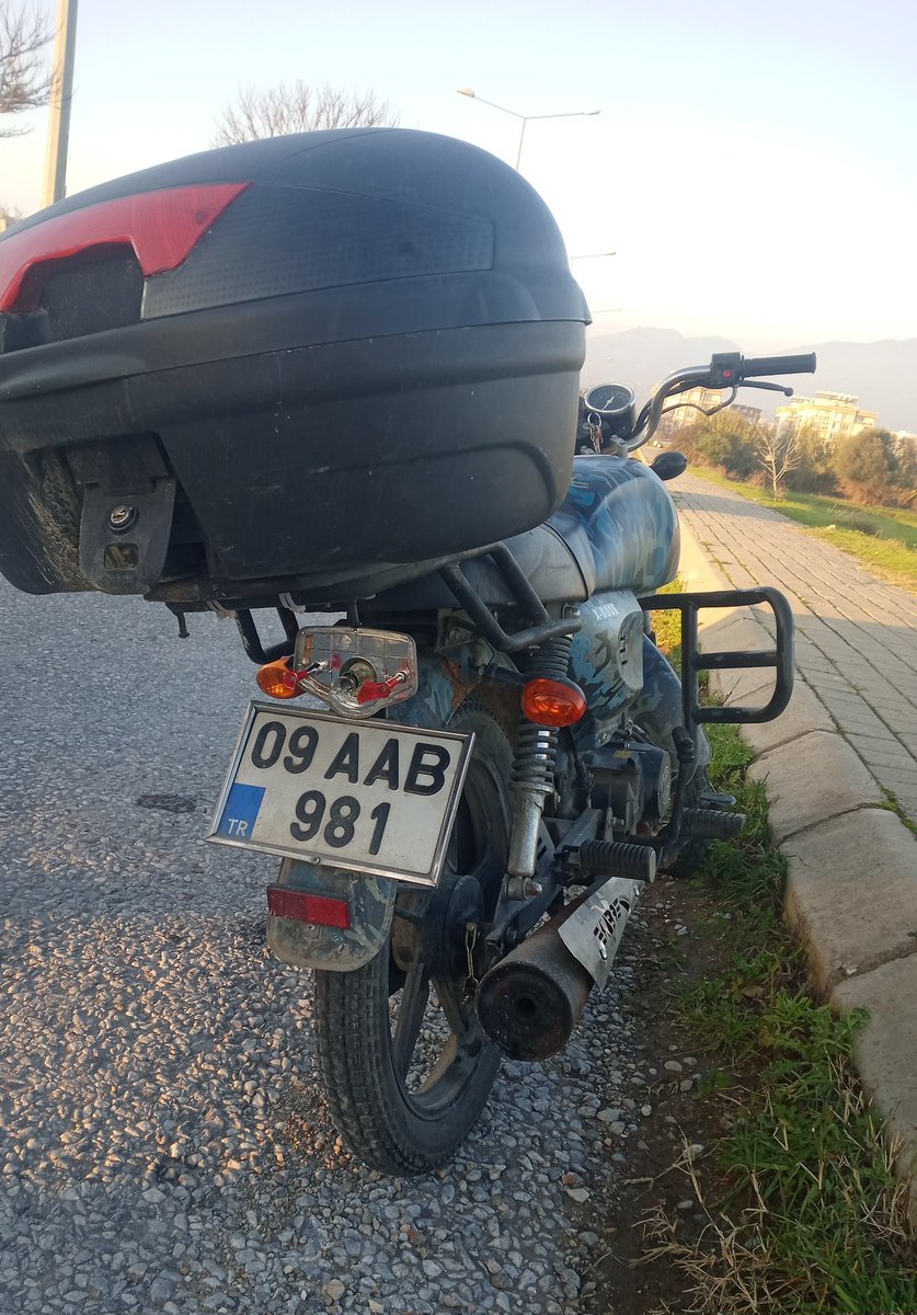 Aydın Büyükşehir Belediyesi TOKİ güzergahında yapılan yol çalışmasında hiçbir şekilde uyarıcı güvenlik duba vs yok. Çukura düştüm görevliler foto çekerken çukuru kapatmaya çalıştı.Şikayet ettim.Yol çalışması yapıldığını belirten mesaj attılar <a href="/AydinValiligi/">T.C. Aydın Valiliği</a> <a href="/AydinBuyuksehir/">Aydın Büyükşehir Belediyesi</a>