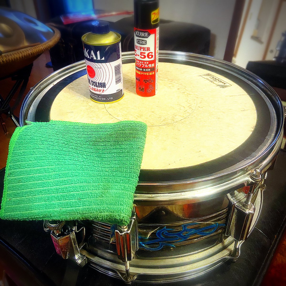 tomas69b's tweet image. もらったスネア大分綺麗になった✨♪
トライバルのステッカー剥がした方が
もっと磨けるけど
これはこれで気に入ってるのよな~(ｰｰ;)ｳｰﾑ…
AQUARIANのヘッドもそんなに傷んでないし
どーすっぺか⚡️
#thundertomas⚡️ #thunderdrums⚡️ #used #mapex #thunderrepair⚡️