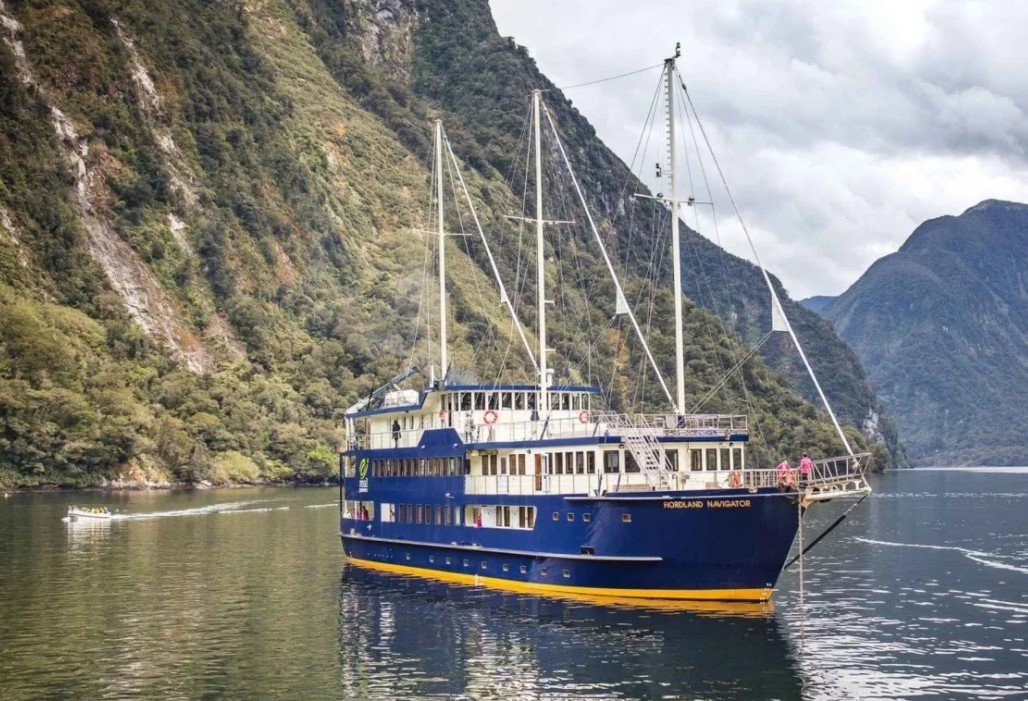 New TAIC #marinesafety inquiry. Scenic cruise vessel Fiordland Navigator ran aground, hull breached, refloated, returned to berth for repairs. Passengers &amp; crew uninjured &amp; safe. taic.org.nz/inquiry/mo-202…