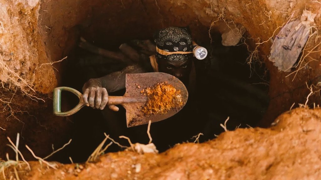 Afrika'nın en büyük üçüncü altın üreticisi Mali'nin Koulikoro bölgesindeki Kangaba ilçesinde kaçak işletilen bir altın madeninin çökmesi sonucu en az 70 maden işçisi yaşamını yitirdi. Mali halkının acısını paylaşıyor, tüm maden işçilerine başsağlığı diliyoruz.