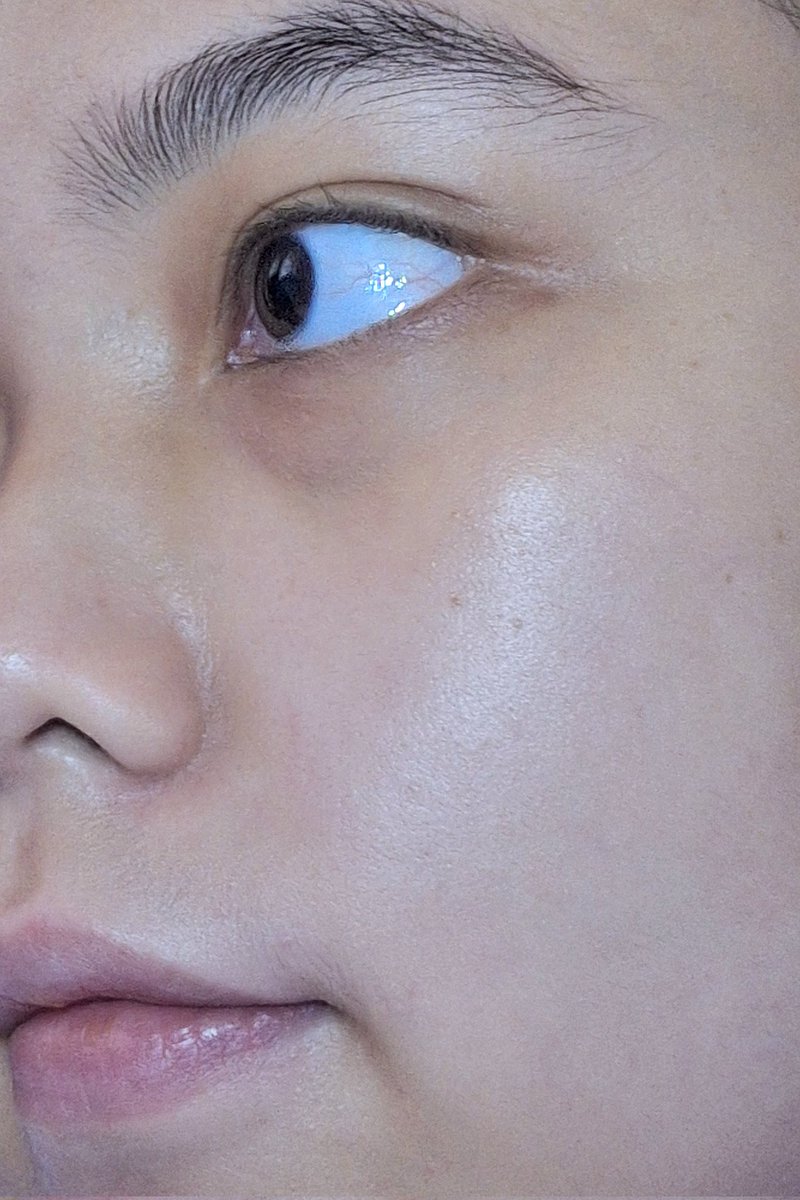sunfloliz's tweet photo. Kayaknya aku tau deh kenapa serum exfo yang satu ini sering seliweran di TL 🤔

Ternyata selain satset, serum ini juga NGARUH BANGET! Liat deh muka aku pas bangun tidur jadi flawless kayak gini 😍

Aku pake Intensive Peeling Solution dari Elformula✨️

#racuninskincare https://t.co/DttgL7tYgE