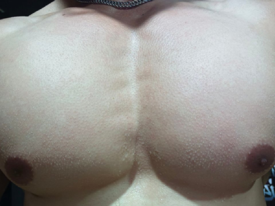 教你如何练出大胸肌