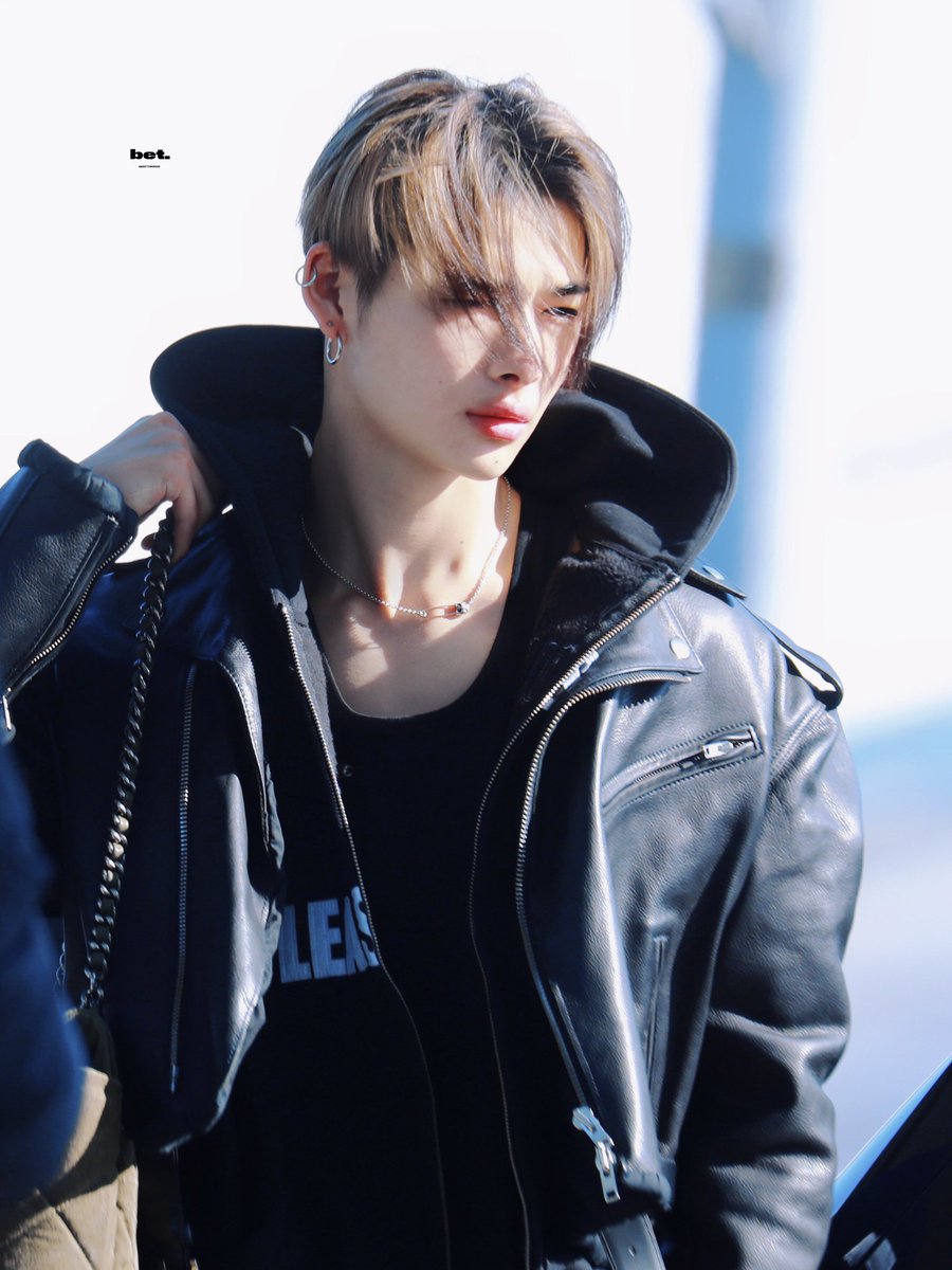 フードとジャケットがでかめな事によりニキの非凡人的な小頭がより