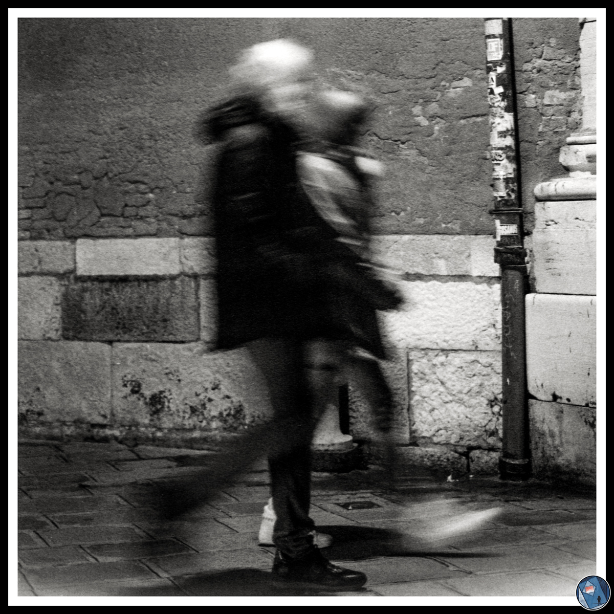 ___Harmless stuff___
+ Venice Walkers (night shot) +
.
#filmphotography
📷 #nikonfm2 
🎞 #35mmfilm #fomapan400 #fomapanfilm developed in #caffenol
.
#photography #streetphotography #fineart_photobw #fineartphotography #believeinfilm #filmisnotdead #blackandwhite #bnw_captures