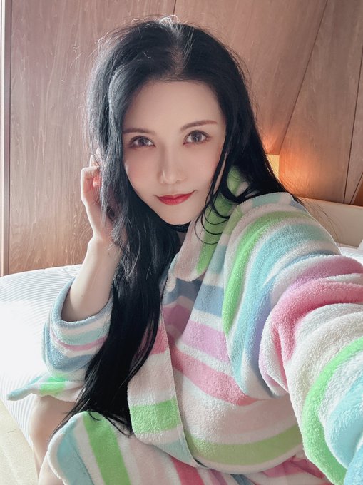 めちゃ大好きな雑誌様の有名なコーナーに撮り下ろしグラビア撮って頂きました♡
超超楽しみにしててください！? https://t.co/c6WkP6zId1
