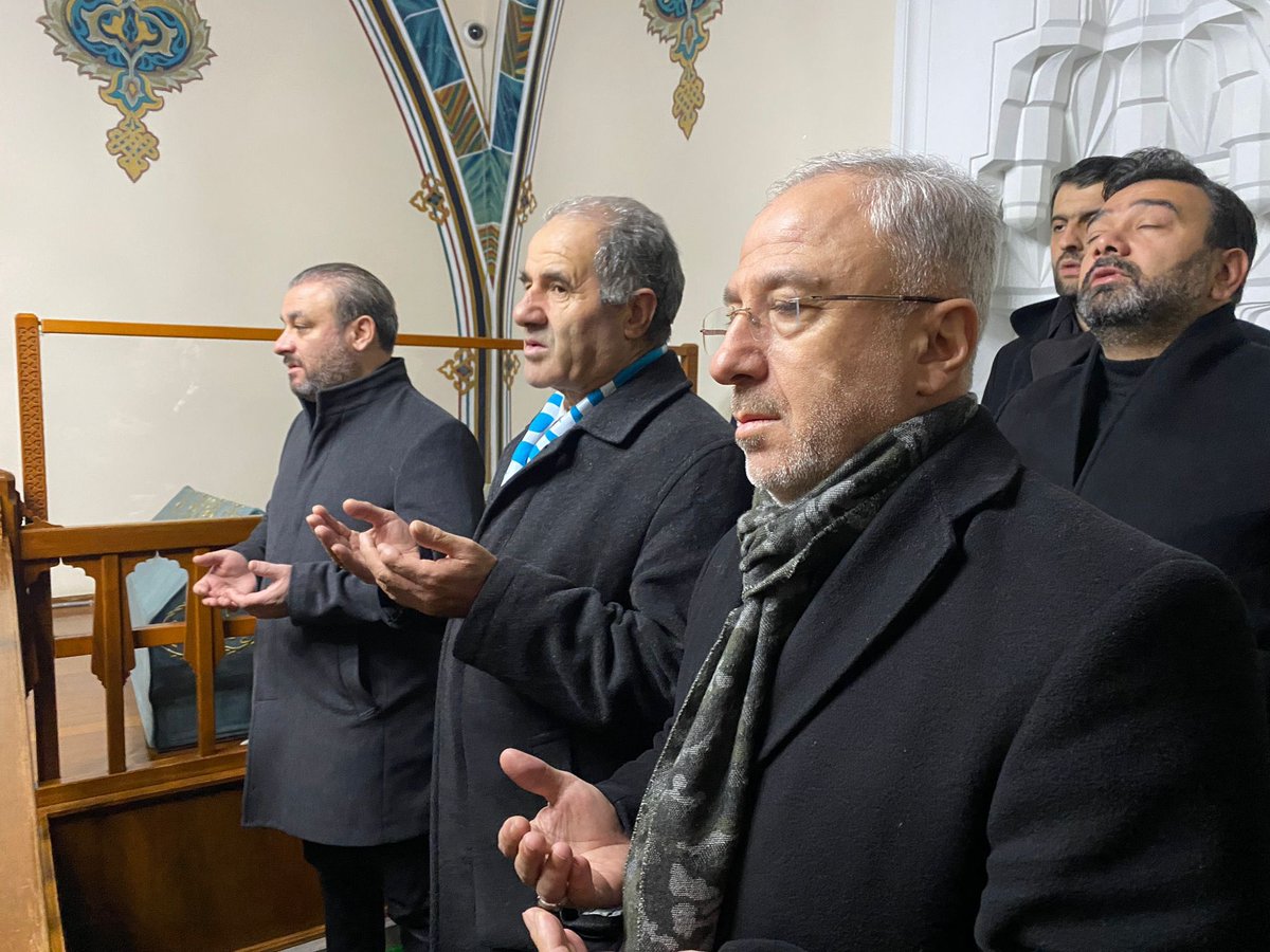 📍 Hacı Bayram-ı Veli Camii

<a href="/AkKeciorenResmi/">AK Parti Keçiören</a> İlçe Başkanımız <a href="/AKadirkarapinar/">Kadir KARAPINAR🇹🇷</a> ve teşkilat mensuplarımız ile birlikte, Hacıbayram camiinde sabah namazını eda ederek başladık.

Mevlâ halka hizmet yolunda bizlerden rahmetini, lütf-u keremini ve inayetini esirgemesin, birliğimizi ve