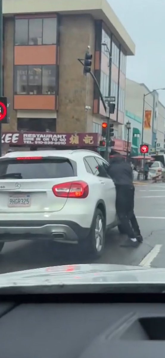 activeasian's tweet image. There’s been multiple incidents of Black men robbing Chinese ladies of their purses in Oakland Chinatown on 9th and Webster. They wait for the red light to smash the passenger window and grab the purse. Please share so others are aware.