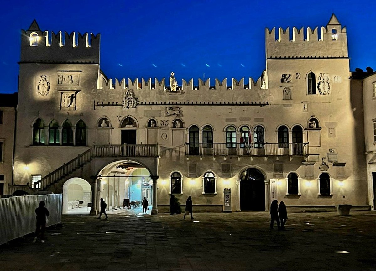 #Capodistria by night

Emozioni a #PalazzoPretorio

Quanta bellezza e nostalgia!

@DiscoverTrieste @IrciIst @IstrianiA 
@Ipocontro @stregapoeta @Amfortas @patrizia_fonda @ANGELACHIDDEMI @Amfortas @A__Martinello @marco_cimo @mariacr28250504 @Mario16604832 @lucioulian @gmdb