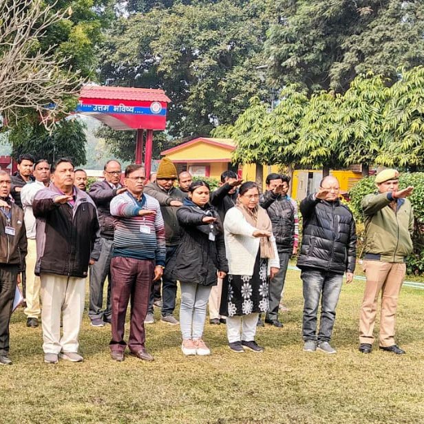 CmdUppan's tweet photo. Voter's Day is observed on 25th https://t.co/AdF6d3UDVV commemorate establishment of Election Commission of India..
Pledge was taken by Sh. Prakash.D, IPS, CMD, all Officers, Engineers &amp; Staff members of UP Police Avas Nigam..
#NationalVotersDay
@ECISVEEP https://t.co/VE3oUYuAeg