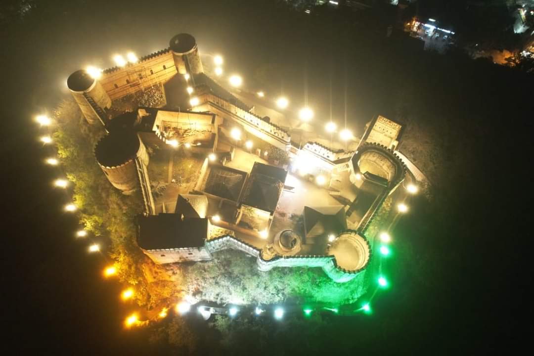DikshaKaluria1's tweet photo. Experience the vibrant spirit of historical Bhimgarh Fort in Reasi  Jammu &amp; Kashmir as it glows in the tricolour brilliance, setting the stage for a patriotic celebration ahead of Republic Day 2024.
Jai Hind!
#heritage #JammuKashmir #Pride https://t.co/Q3xrYuU4fA