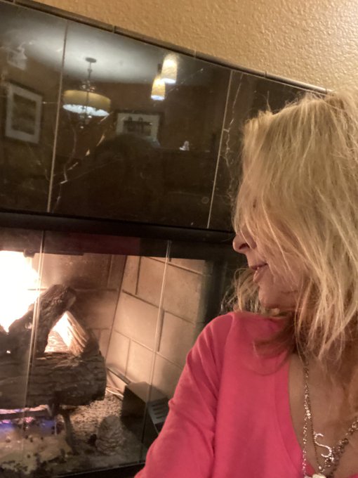 Loving the fireplace 💕 https://t.co/ppUIcR8M7K<a href="/tag/newprofilepic"class="tags"><span>#newprofilepic</span></a>