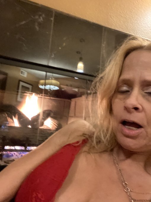 Loving the fireplace 💕 https://t.co/ppUIcR8M7K<a href="/tag/newprofilepic"class="tags"><span>#newprofilepic</span></a>