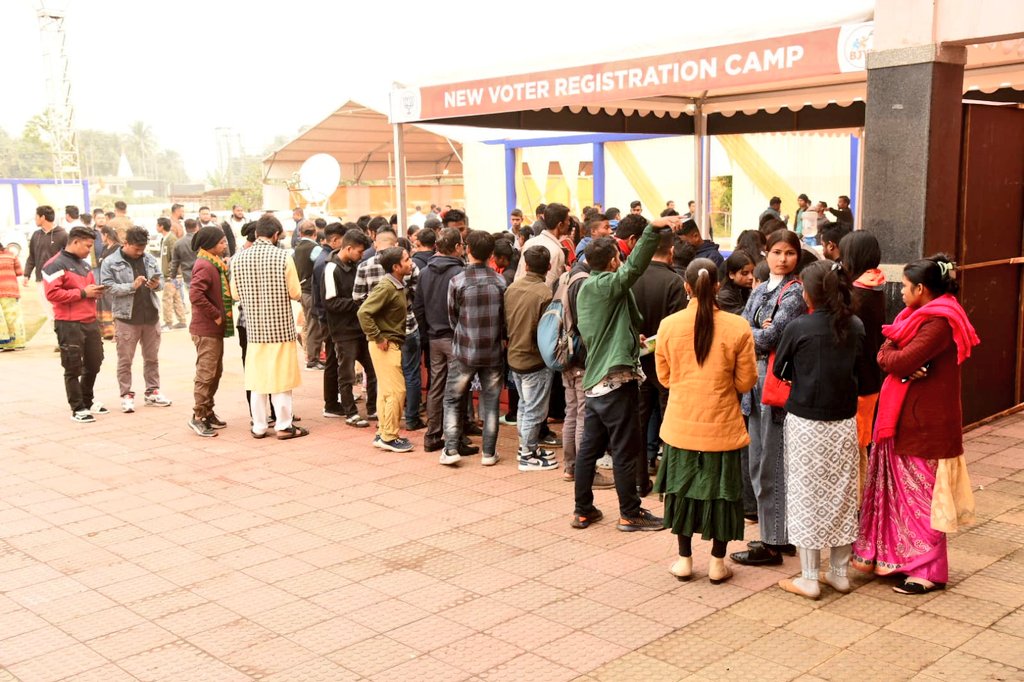 sarbanandsonwal's tweet image. Enthusiastic first-time voters line up to register for the #NaMoNavMatData Sanmelan and listen to Hon&apos;ble PM Shri @narendramodi ji. 

#MeraPehlaVoteModiKo

📍 Guwahati