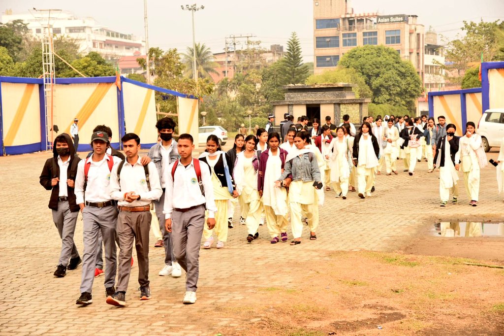 sarbanandsonwal's tweet image. Enthusiastic first-time voters line up to register for the #NaMoNavMatData Sanmelan and listen to Hon&apos;ble PM Shri @narendramodi ji. 

#MeraPehlaVoteModiKo

📍 Guwahati