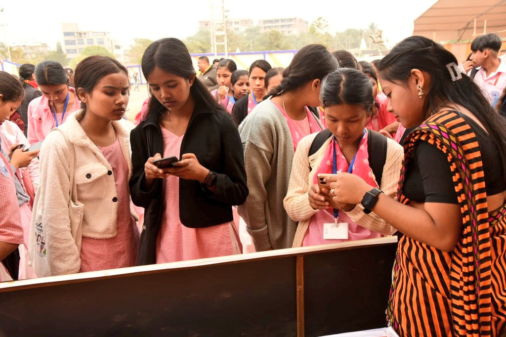 sarbanandsonwal's tweet image. Enthusiastic first-time voters line up to register for the #NaMoNavMatData Sanmelan and listen to Hon&apos;ble PM Shri @narendramodi ji. 

#MeraPehlaVoteModiKo

📍 Guwahati