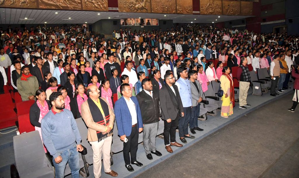 sarbanandsonwal's tweet image. Enthusiastic first-time voters line up to register for the #NaMoNavMatData Sanmelan and listen to Hon&apos;ble PM Shri @narendramodi ji. 

#MeraPehlaVoteModiKo

📍 Guwahati