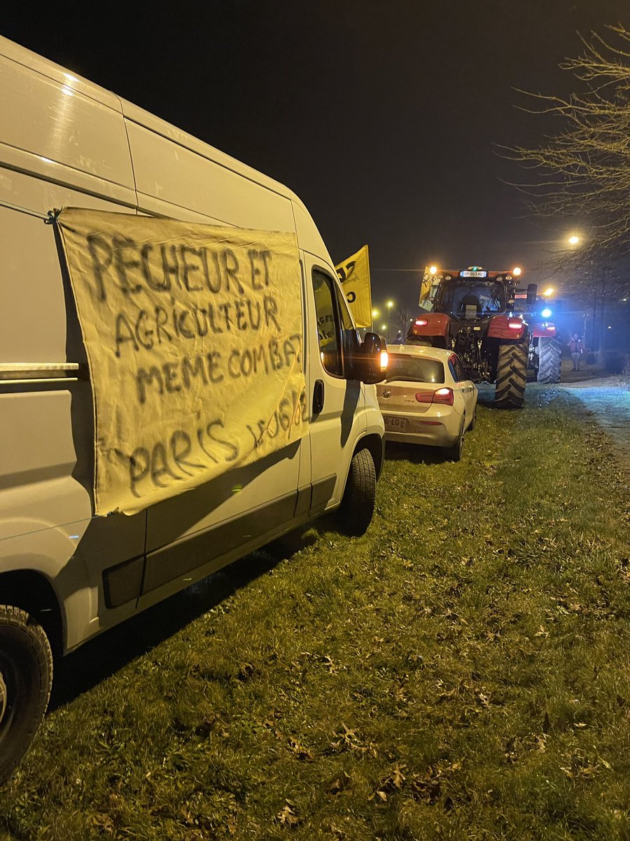 Départ imminent du convoi des pêcheurs et agriculteurs depuis Guer dans le Morbihan. 
Ils vont rouler ensemble pour montrer que leurs revendications sont les mêmes. Ils vont retrouver l’énorme mobilisation de Rennes.
<a href="/TF1Info/">TF1Info</a>
