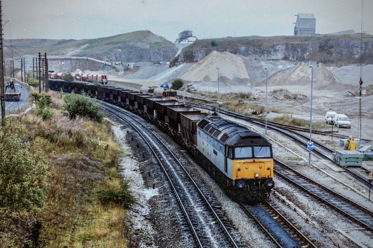 One of those locations where it looks like time has just stood still! 47330 ‘Amlwch Freighter/Trên Nwyddau Amlwch’ approaches Peak Forest with the Tunstead hoppers. 
#Class47 #Duff #PeakForest #Railfreight #BritishRail #Trainspotting