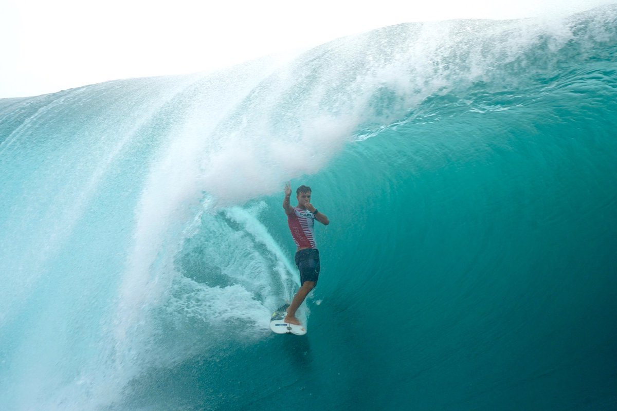 PoliceNationale's tweet image. #JeudiPhoto | 🌊 La gestion du trafic sur la vague de #Teahupoo vue par Kauli Vaast, réserviste de la police nationale et qualifié pour @Paris2024 #surf