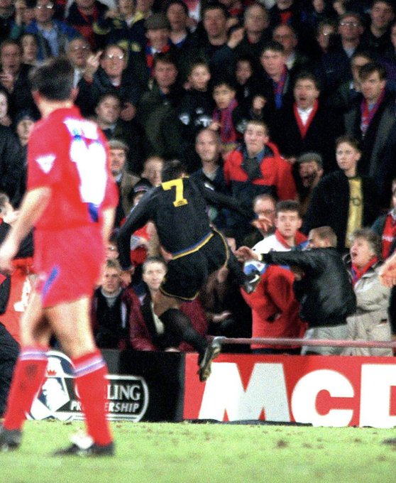 📅 On this day in 1995

Eric Cantona kung-fu kicks a Crystal Palace fan after being sent off. 

This is what Cantona had to say about the incident:

"The best moment of my career? I've had plenty of them but I prefer the one where I attacked a hooligan." 😅