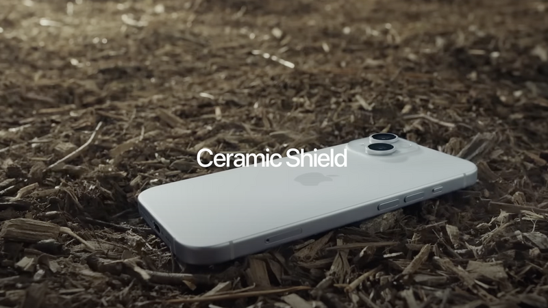 Mac4ever's tweet photo. Pour Apple, l’iPhone 15 résiste à une attaque d’oiseau fou
https://t.co/SkqaFG7zJ3
#Mac4Ever #CeramicShield #iPhone15 https://t.co/j7su9j3t4G