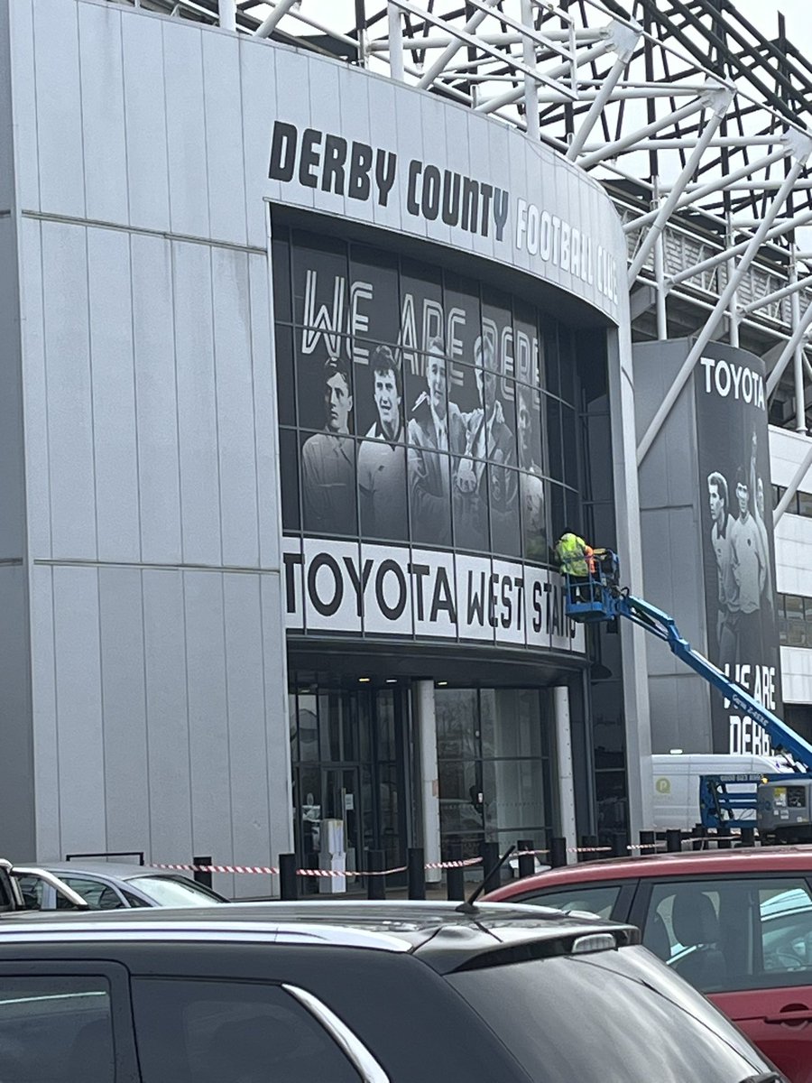Rooney finally being taken off the stadium 👋 #dcfc