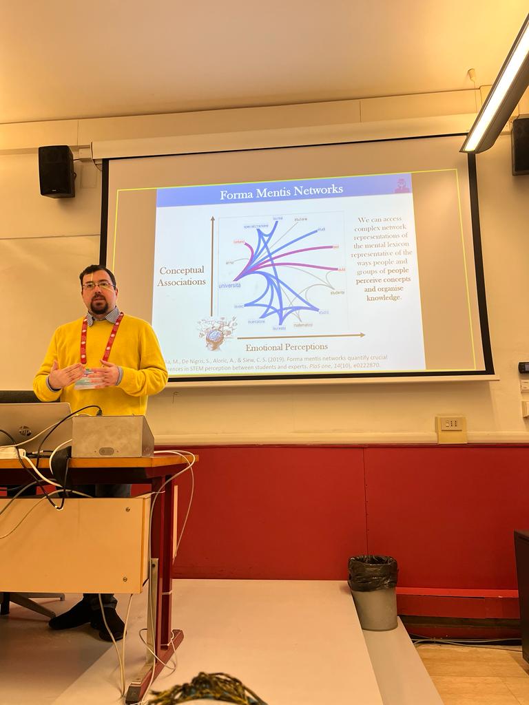 At @netscix2024 I just presented our works on psychometric tools (forma mentis networks) showing how #LLMs and #ChatGPT services reflect negative biases present in high schoolers. Papers here: doi.org/10.3390/bdcc70… pnas.org/doi/full/10.10… #netscix2024