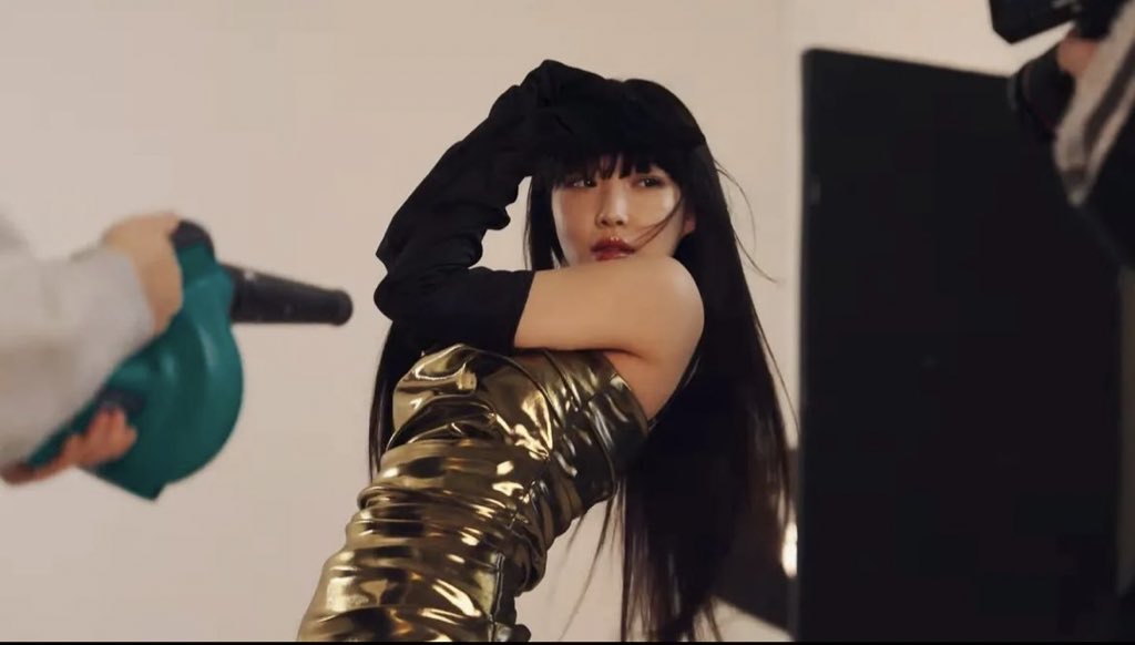 KCHROCKSTAR's tweet photo. She’s unbelievable. 

@CH_CHUN9HA 
#CHUNGHA #청하 #MOREVISION https://t.co/E8gNdz3ZEg