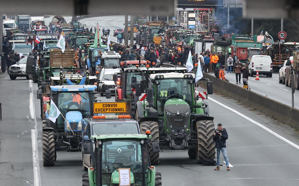 Mon scénario qui se passera en fin de ce tweet !  
Sur le blocage des agriculteurs.

J'ai l'impression que c'est un éternel recommencement.
 Ca me rappelle toutes les grosses grognes et manifs.  

Tant que les Français ne seront pas solidaires et ne penseront qu'à leurs cas