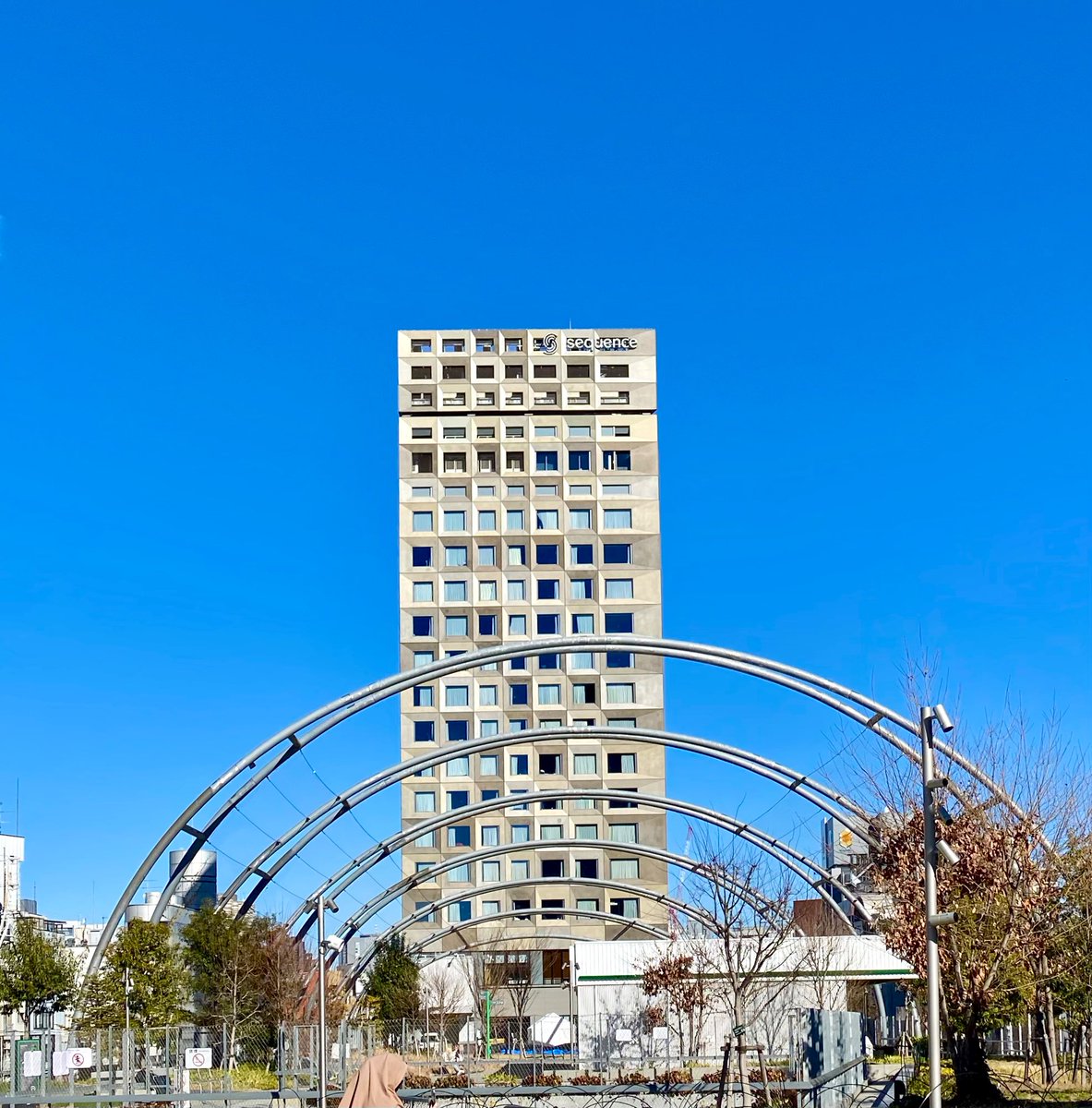 tokyo_kyoto_jp's tweet photo. #冬はつとめて

渋谷の朝の空☀️
ミヤシタパークのシークエンスホテル
のカフェへ　#ValleyParkStand
友達とお喋り🫖して

午後は渋谷研修
だるまのお菓子　#笹屋伊織

nice sky 💙

had a wonderful Thursday
in shibuya https://t.co/0Mpq0Hj0pU