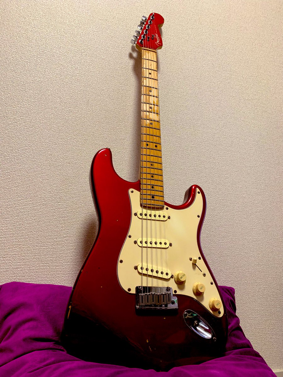 rosedrug's tweet photo. 前回studioの時のストラトの話題が気になってウチの子も!
何気に一番付き合いが長いかも〜w
#MayTwoNine
#ストラト
#Fender https://t.co/l0xVNsq3fT