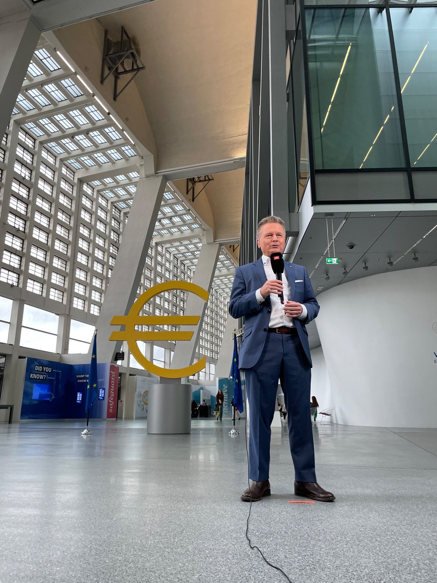 Die #EZB hält vermutlich die Füße still heute. 
Trotzdem bleibt es spannend: Wir werden an den Lippen von Christine Lagarde hängen und auf jeden Hinweis achten, ab wann und wie oft mit Leitzinssenkungen zu rechnen ist. #ntv ist  live dabei 🙂