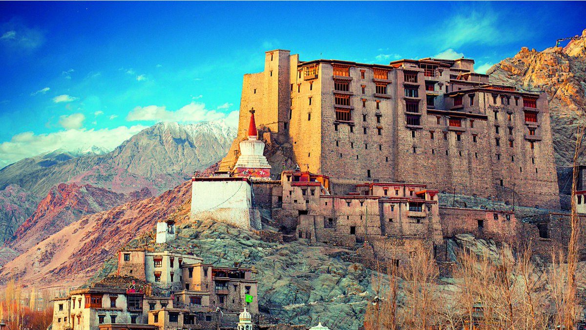 Leh Palace sites atop hillock in the middle of Leh city. The rooftop on the 7th floor of the Palace provides amazing all round views of the Leh city. 
 #visitleh
#leh #ladakh #ladakhtourism #indiatourism #lehpalaceview #incredibleindia #lehcityview #swadeshdarshan #lehcity