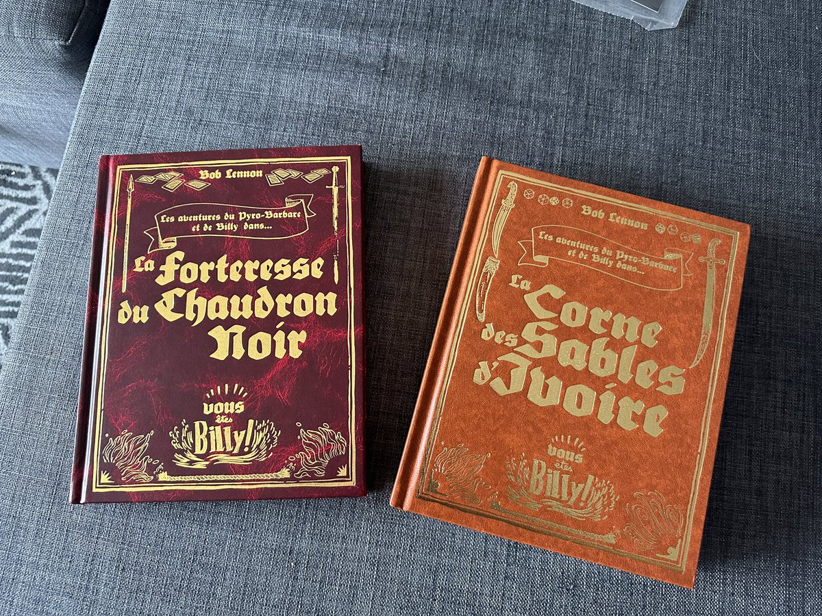 N3xos__'s tweet photo. Livraison de ces deux magnifique grimoires la veille de mon anniversaire 👌

Merci @RoiLennon pour ce que tu crées depuis toutes c est années. Impatient d’ouvrir ces grimoire et hâte de découvrir les prochains tome 😁😁 https://t.co/Ubi29sishb