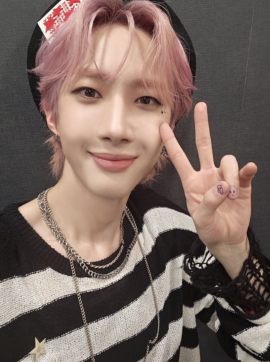[📸] 240125 @ #엠카운트다운

유니버스가 사랑하는 베레모 후이 등장! 🤘
추운 날씨에도 뜨거운 목소리로 응원해 줘서 고마워요 💖

#후이 #HUI
#WHU_IS_ME_Complex
#흠뻑 #Hmm_BOP