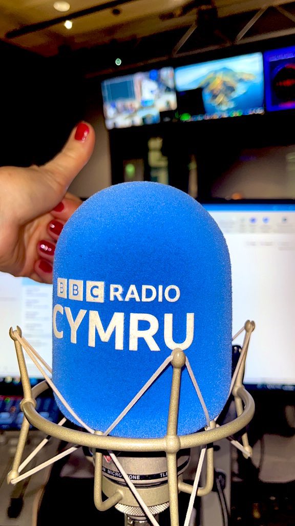 RealShanCothi's tweet photo. Hyfryd i weld disgyblion Ysgol @YsgolNant Nantgaredig heddi ar Ddydd Santes Dwynwen yn y Sgwar Canolog @BBCRadioCymru yn ystod darlledu Bore Cothi! Cyflwynwyr y dyfodol glei! 😜👍👌💃Mwynhewch eich diwrnod a phob hwyl! ⭐️ https://t.co/CMqwziZxDa
