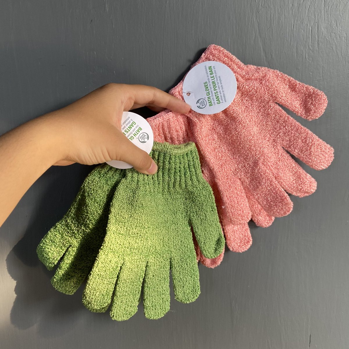 wnisekai's tweet photo. berkat rajin pakai bath gloves &amp; scrub body wash setiap mandi, sekarang aku sudah gak butuh body scrub lagi hehe 😋 https://t.co/cCeSbbKCz3