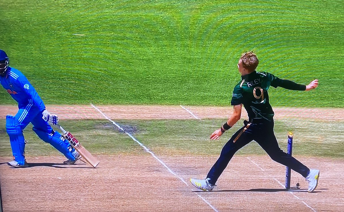 jontycricket's tweet image. ‘Give them an inch and they’ll take a yard’? ⁦@PeterDellaPenna⁩ #U19CWC #INDvIRE 😳