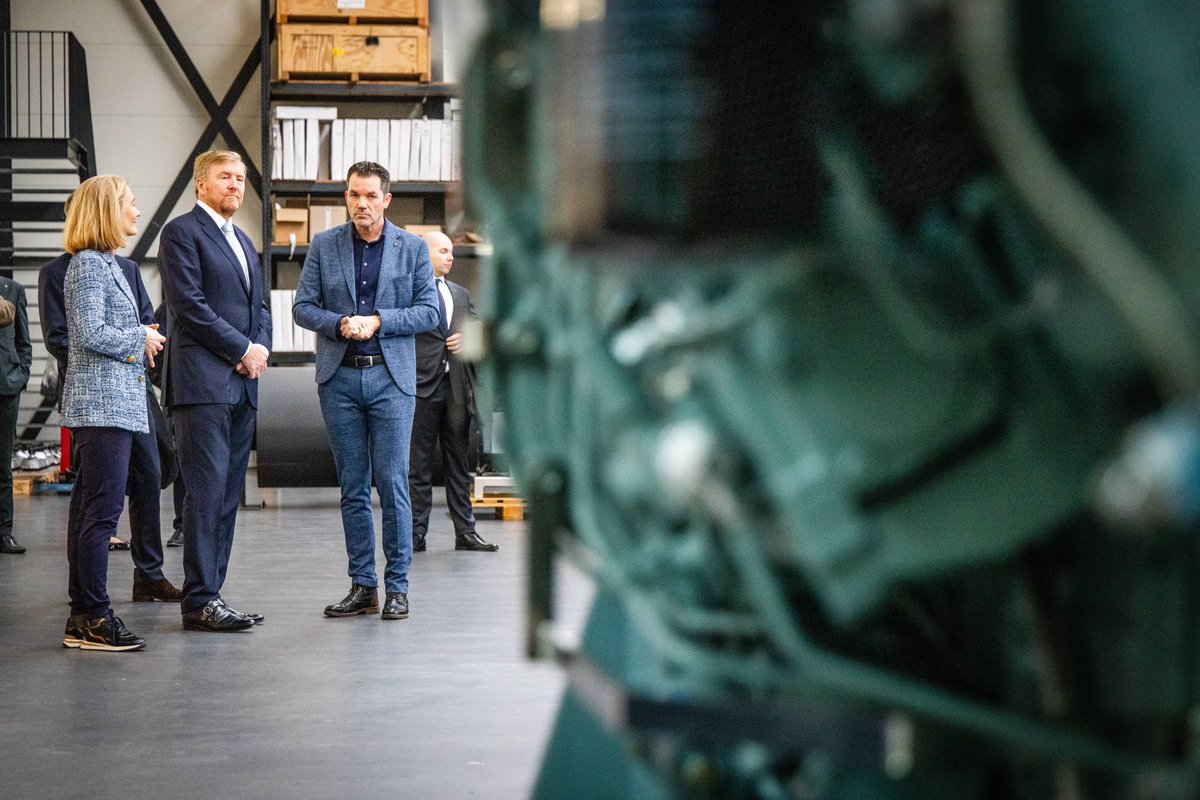 De maritieme maakindustrie levert een belangrijke bijdrage aan Nederland. De Koning bezoekt de sector met de minister van Economische Zaken en Klimaat. Tijdens het bezoek wordt gesproken over innovatie, verduurzaming en schaarste aan personeel. koninklijkhuis.nl/actueel/nieuws…