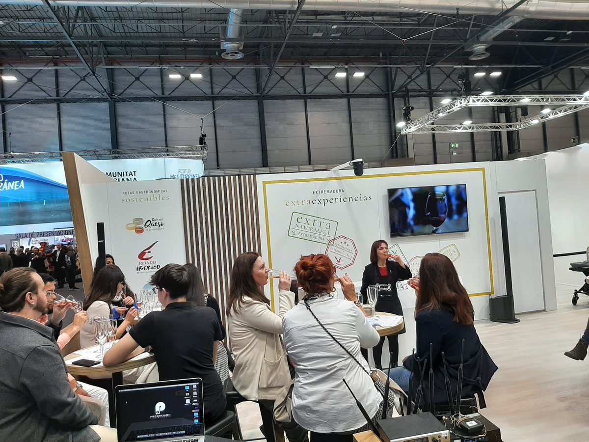 😋 Comienzan las actividades en la zona de experiencias:
🥂 ‘A cava con jamón’ ofrecida por <a href="/CataconCati/">Cati Bustillo</a> Wine and Birds Tours de la <a href="/RVRibGuadiana/">RV Ribera Guadiana</a>  
3 cavas de #Almendralejo (DOP Cava) y 3 partes diferentes de jamón ibérico DOP ‘Dehesa de Extremadura’.
#ExtremaduraExtraordinaria