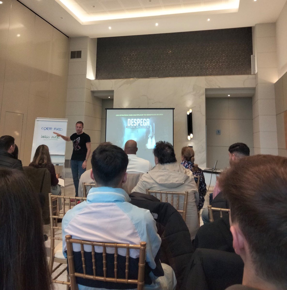 L@s alumn@s de segundo de Marketing y Publicidad han asistido esta mañana al evento Despega Empresas, organizado por  <a href="/LevelUPNegocios/">LEVEL UP Escuela de Negocios</a> en el Barceló V Centenario #somosAgora #actividades