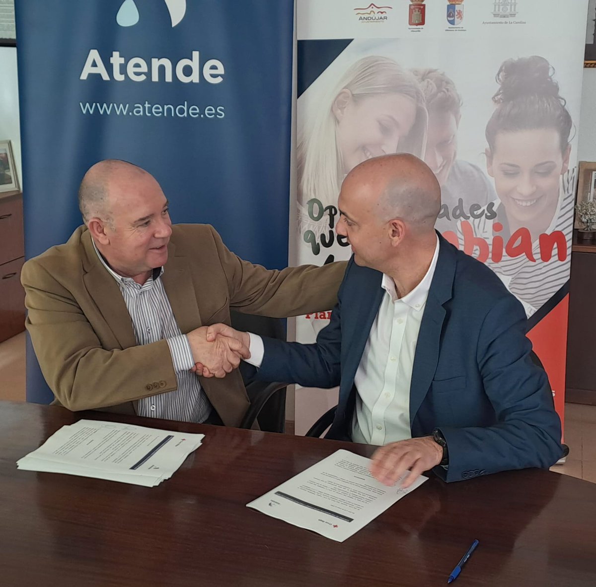 🤝Esta mañana nos hemos reunido con @crejaen  afianzando nuestro compromiso en el empleo de colectivos vulnerables y su formación correspondiente.
📷El presidente de Cruz Roja en Jaén, Jerónimo Vera y el gerente de #Atende en Jaén, @fedediazlendine