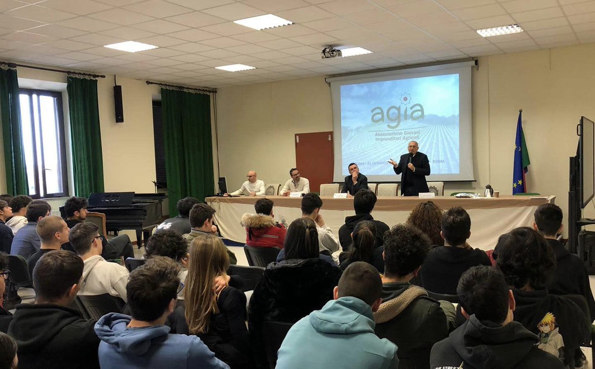 Cia_Agricoltura's tweet photo. Il ruolo delle #organizzazioni agricole, le nuove generazioni di #imprenditori nel settore, la #formazione, l’#innovazione e le #leggi per l‘#agricoltura del futuro, al centro dell’intervento del presidente #Cia, #CristianoFini, all’#IstitutoTecnicoAgrarioGaribaldi di #Roma 👨‍🌾📚 https://t.co/B1k69euU61