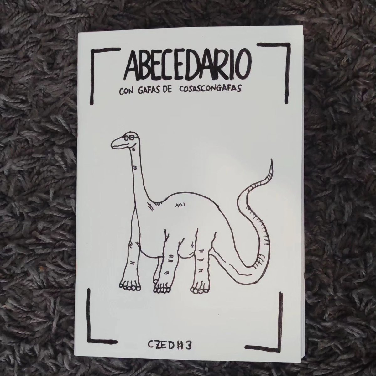 Comprácenos anunciar, neste 2024 que aínda estamos a estrear, un novo número do fanzine Clonazepam. Esta vez trátase dun libro para colorear feito a man  polo ilustrador hiperrealista cosascongafas, que leva xa 17 anos poñendolle gafas a cousas para ver se así ven mellor o mundo