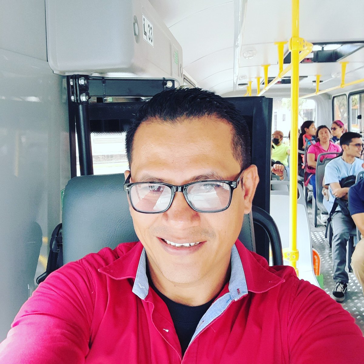 Buen día desde León, Nicaragua 🇳🇮 yo feliz viajando en los buses urbanos nuevos que entregó el sandinismo para todo el pueblo de León. Ruta: Sutiaba-Los Repartos. Comparto mi realidad, con orgullo, porque mi pasado fué pésimo, aunque me hablaban de democracia ni para bus había.