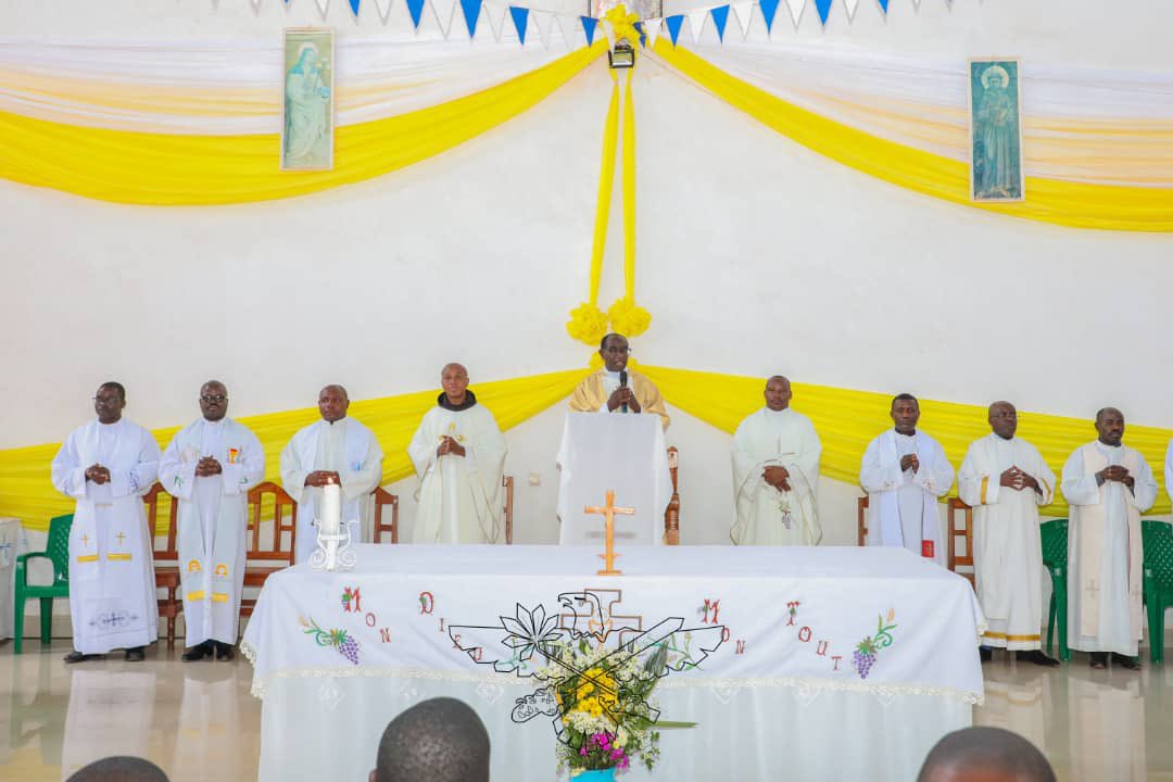 CnddFdd's tweet photo. Les Bagumyabanga sont rassemblés à Gitega pour participer à la croisade de prière d’action de grâce organisée par le Parti @CnddFdd du 25 au 27 janv et qui a débuté par une messe célébrée en présence de SE @GeneralNeva, Chef de l’État et Président du Conseil des Sages du CNDD-FDD https://t.co/cwtE19O3e5