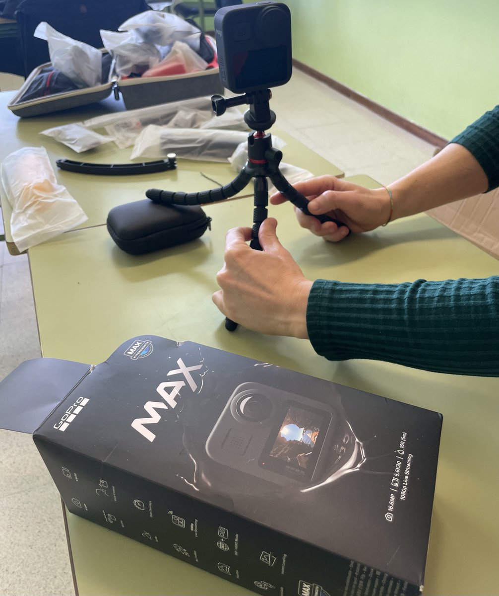 MMCCSoria's tweet photo. Hola hola!! Hoy hemos tenido un nuevo unboxing con el @iesgaya 😊

Ha sido un placer ayudaros a arrancar con estos nuevos proyectos 👏

#ticsrevolution #ediciondevideo #croma https://t.co/LE0nXiSyLV